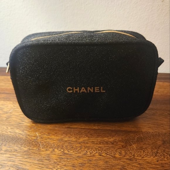 Chanel | Holiday Makeup Bag - Picture 1 of 7